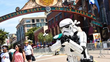 Un cosplayer de stormtrooper de Star Wars posa durante la Comic-Con International en San Diego, California, el 24 de julio de 2025.&nbsp;