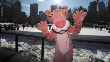 La Pantera Rosa promociona La Pantera Rosa 2 en la pista de patinaje Wollman en Central Park el 31 de enero de 2009 en la ciudad de Nueva York.