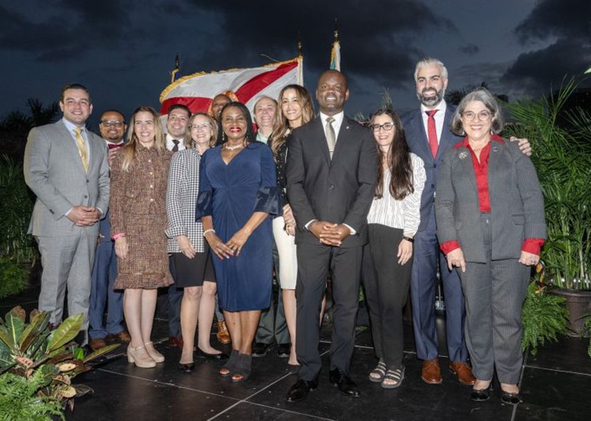 Miembros de la Comisión de Miami-Dade junto a la alcaldesa Daniella Levine Cava.&nbsp;