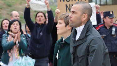 El brasileño Dani Alves abandona una prisión en las cercanías de Barcelona, el 25 de marzo de 2024.