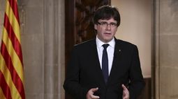 Fotografía facilitada por la Generalitat, del presidente Carles Puigdemont, durante la declaración institucional este miércoles desde el salón Mare de Déu de Montserrat.