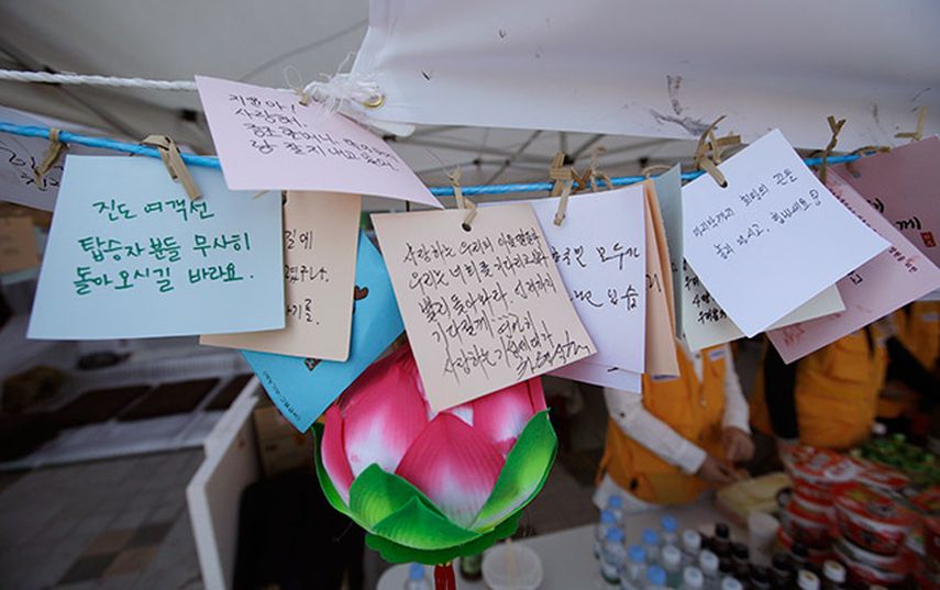 Mensajes de buenos deseos para los pasajeros desaparecidos en el ferry surcoreano hundido hace casi una semana cerca de Jindo, al sur de Seúl, Corea del Sur, el martes 22 de abril de 2014.