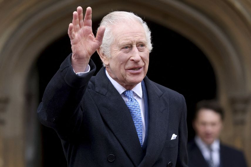 El rey Carlos III de Gran Bretaña saluda al salir después de asistir a la misa de Maitines de Pascua en la Capilla de San Jorge, en el Castillo de Windsor, Inglaterra, el 31 de marzo de 2024.