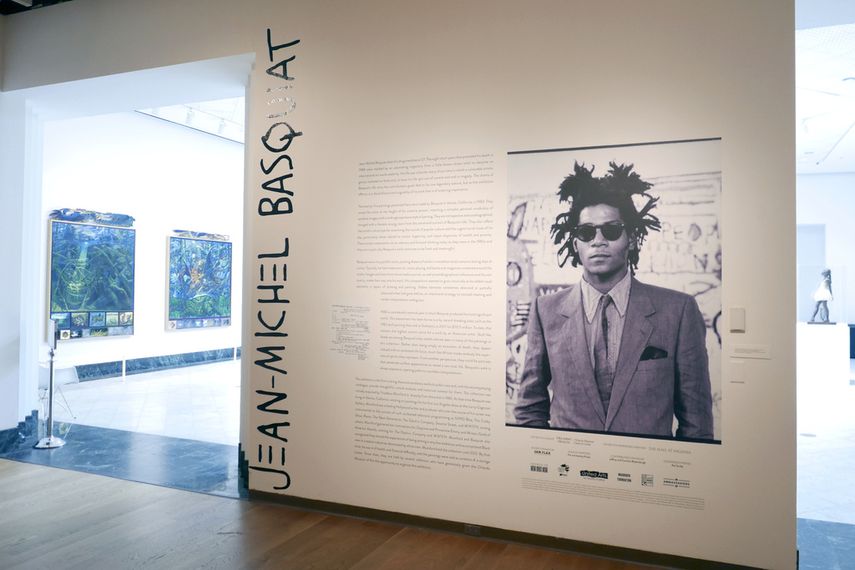 La entrada a una exhibición del artista Jean-Michel Basquiat se ve en el Museo de Arte de Orlando el 1 de junio de 2022 en Orlando, Florida. El 14 de agosto de 2023, el museo de arte del centro de Florida que fue allanado por el FBI por una exhibición de lo que resultaron ser pinturas falsificadas Jean-Michel Basquiat.