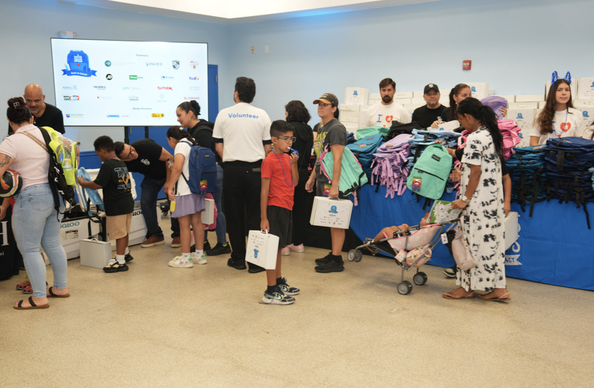 La distribución forma parte de The Blue Backpack Project.