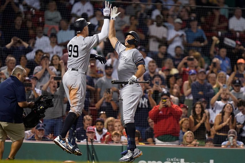 Aaron Judge de los Yanquis de Nueva York celebra su jonrón con Giancarlo Stanton frente a los Medias Rojas de Boston el martes 13 de septiembre del 2022.&nbsp;