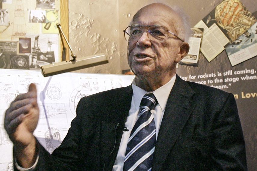 En esta foto de archivo del 4 de octubre de 2007, el doctor Serguei Khrushchev, dijo del difunto premier sovi&eacute;tico Nikita Khrushchev, habla sobre el hist&oacute;rico lanzamiento del Sputnik en el Planetario de Chicago. Jueves muri&oacute; el 18 de junio de 2020 en su hogar en Cranston, Rhode Island, EEUU, a los 84 a&ntilde;os.&nbsp;