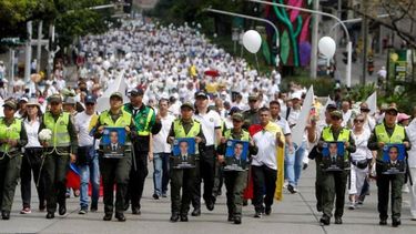 Marcha realizada en Bogotá encabezada con la fotos de los caidos en el atentado terrorista. 