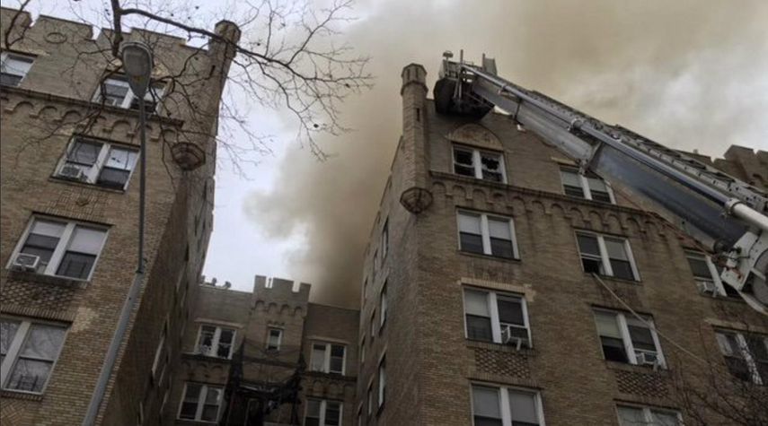 Las imágenes muestran cómo el fuego llegó hasta el tejado del edificio, de seis pisos, provocando grandes columnas de humo negro.&nbsp;