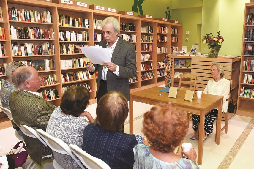 Orlando González Esteva lee algunos poemas de la periodista Gloria Leal.&nbsp;