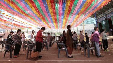 Gente con mascarillas para combatir el nuevo coronavirus reza mientras mantiene el distanciamiento social, en el templo de Chogyesa, en Corea del Sur, el lunes 22 de junio de 2020.&nbsp;