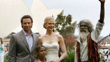 Una foto de archivo tomada el 18 de noviembre de 2008 muestra al actor aborigen David Dalaithngu (derecha), posando para las fotos con los actores Nicole Kidman (C), Hugh Jackman (L) y Brandon Walters (abajo) para una foto después de una conferencia de prensa previa a la estreno mundial de la película Australia en Sydney.&nbsp;