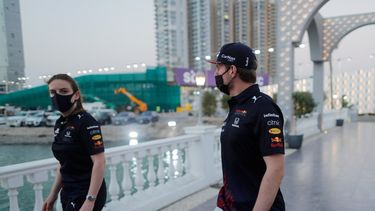El piloto holandés Max Verstappen conociendo la ciudad de Yedá en Arabia Saudita, antes del GP de Fórmula 1