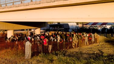 Migrantes, muchos procedentes de Haití, hacen fila el viernes 24 de septiembre de 2021 para subir a autobuses debajo del Puente Internacional de Del Rio, en Del Rio, Texas.&nbsp;