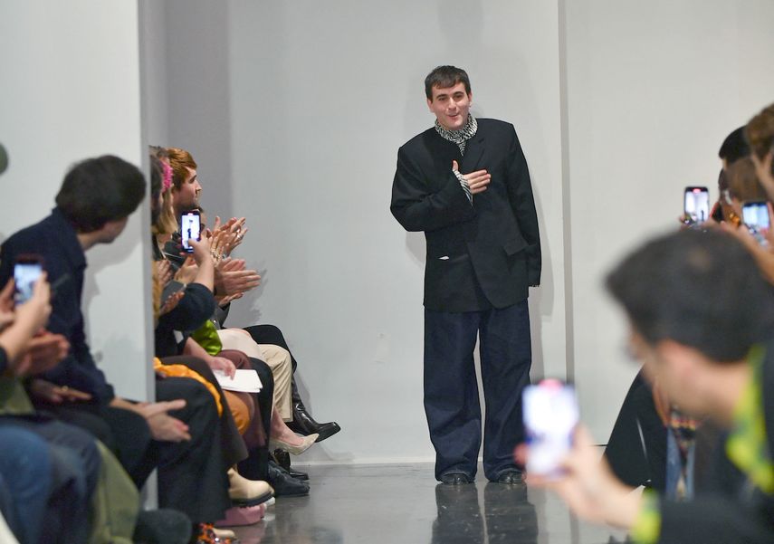 El diseñador Palomo Spain despide su desfile en la Semana de la Moda de Nueva York.