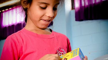 Una ni&ntilde;a venezolana recibe ayuda de Aid for Life.