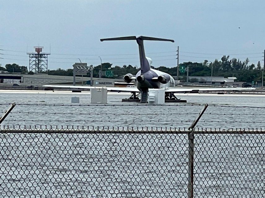 Parte de la pista del aeropuerto de Fort Lauderdale quedó bajo el agua.&nbsp;