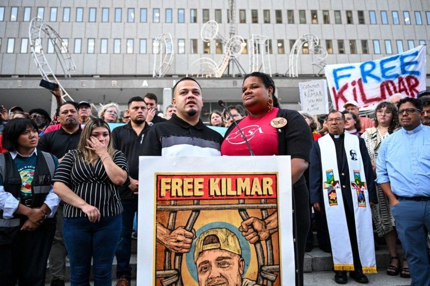 El migrante salvadoreño y residente estadounidense Kilmar Abrego García (centro, izq.) habla junto a Lydia Walther Rodríguez (der.) de CASA (Defensores Especiales Designados por el Tribunal), a su llegada a una oficina local del Servicio de Inmigración y Control de Aduanas (ICE) de EEUU en Baltimore, Maryland, el 25 de agosto de 2025.&nbsp; &nbsp;