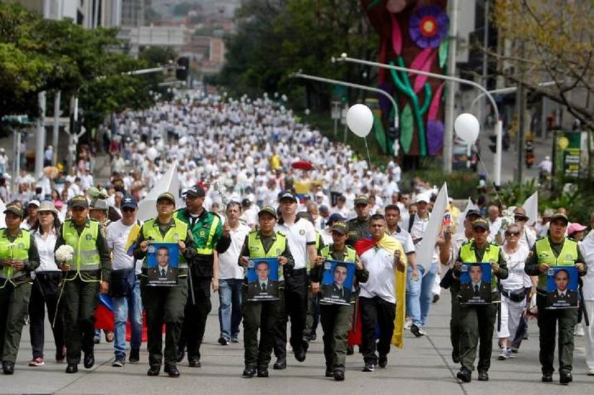 Marcha realizada en Bogotá encabezada con la fotos de los caidos en el atentado terrorista. 