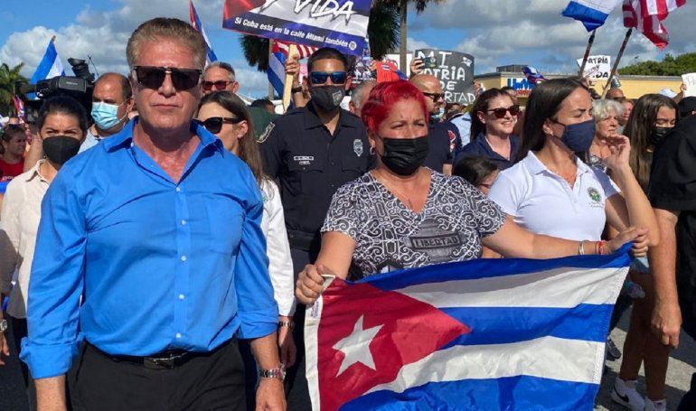 Tras una convocatoria del alcalde de Hialeah Carlos Hernández un mar de pueblo se congregó en, tal vez, la más cubana de las ciudades de EEUU