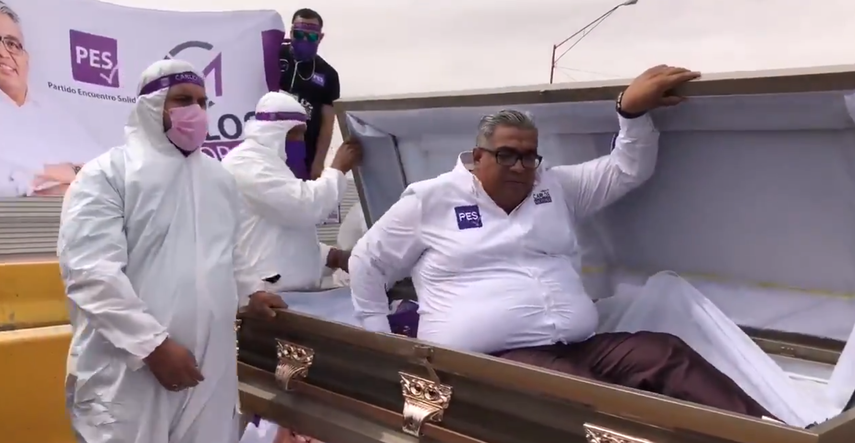 Candidato arranca campaña en el norte de México dentro de un ataúd