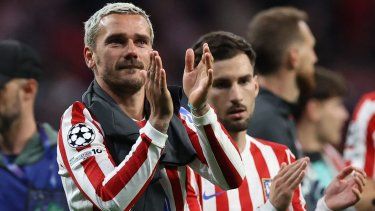El atacante francés Antoine Griezmann celebra con sus compañeros luego de que el Atlético de Madrid consiguiera la clasificación a las semifinales de la Champions League, el 14 de abril de 2026.