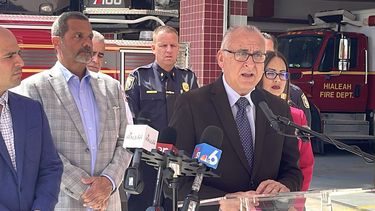 Esteban Bovo, alcalde de Hialeah, en rueda de prensa.&nbsp;