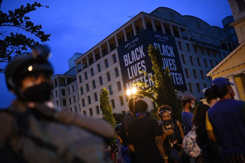 Una bandera gigante de Black Lives Matter descansa sobre un edificio en Washington&nbsp;mientras los manifestantes&nbsp;protestan en la plaza Lafayette, frente a la Casa Blanca, el 22 de junio de 2020.
