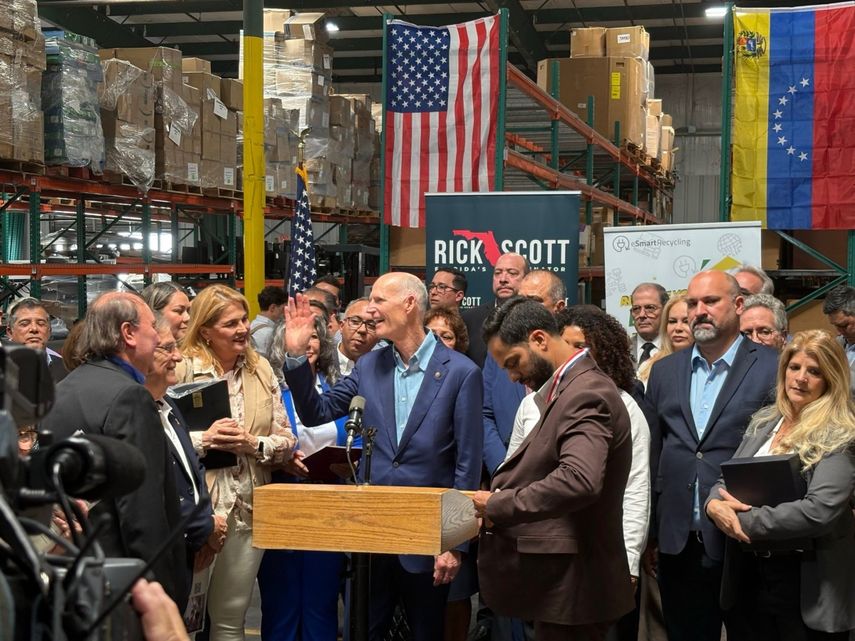 El senador Rick Scott participó en un encuentro con venezolanos en Florida en abril de 2025.