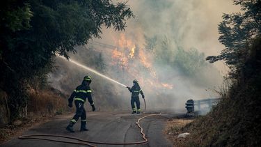 Los bomberos intentan sofocar un incendio cerca de la ciudad de Massarosa, en el centro de Italia, el 20 de julio de 2022.