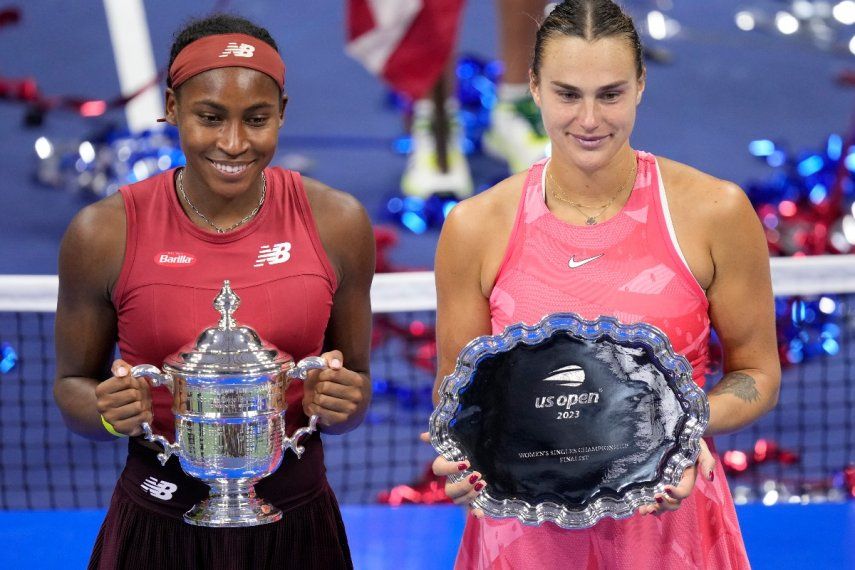 La campeona Coco Gauff (izquierda) y Aryna Sabalenka posan tras la final femenina del US Open, el sábado 9 de septiembre de 2023, en Nueva York.&nbsp;