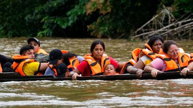 Embarcaciones trasladan por el río Tuquesa a migrantes que cruzaron a pie el Tapón del Darién desde Colombia, en Panamá, el 4 de octubre de 2023.&nbsp;