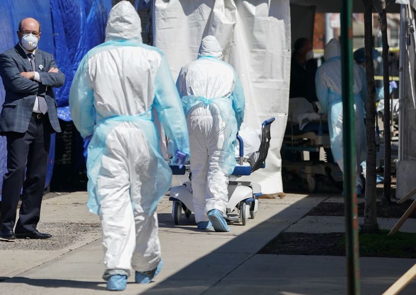 Los cuerpos son trasladados por personal de salud a un cami&oacute;n de refrigeraci&oacute;n que sirve como una morgue temporal en el Hospital Wyckoff, en Brooklyn, Nueva York el 6 de abril de 2020.