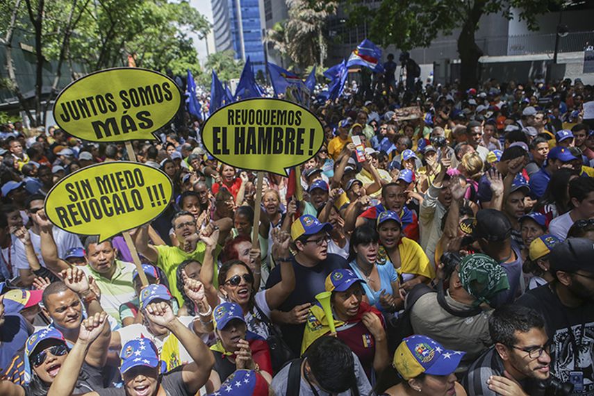 Simpatizantes de la oposición protestan frente al Tribunal Supremo de Justicia (TSJ) en Caracas. (EFE)