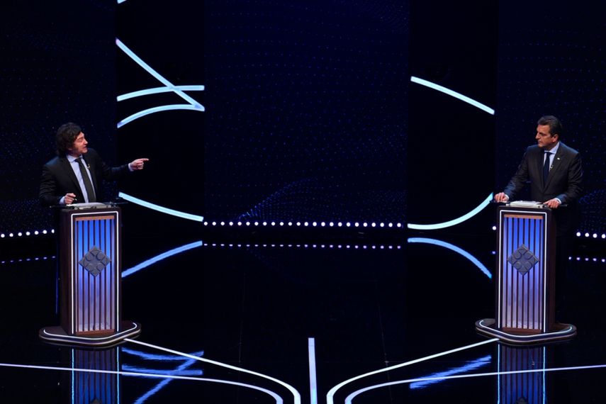 El candidato oficialista Sergio Massa, a la derecha, y Javier Milei, de La Libertad Avanza, durante el debate presidencial.