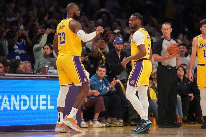 El alero de los Lakers de Los Ángeles, LeBron James (23), y el escolta Bronny James (9) en cancha durante la primera mitad del juego de la NBA ante los Timberwolves de Minnesota, el martes 22 de octubre de 2024, en Los Ángeles.