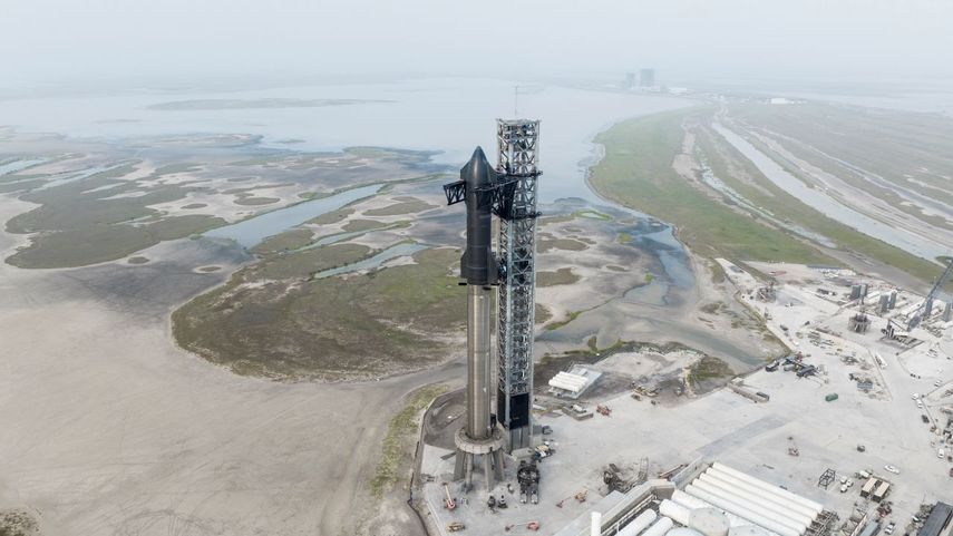 Foto sin fecha proporcionada por SpaceX que muestra el cohete Starship de la compañía en su sitio de lanzamiento en Boca Chica, Texas.&nbsp;