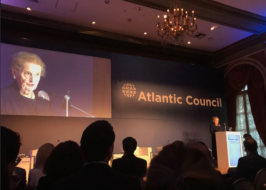 Durante el seminario Las transformaciones de Argentina: Un país abierto al mundo, Albright hizo hincapié en la necesidad de contar con un liderazgo internacional efectivo.