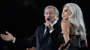 Lady Gaga y Tony Bennett se presentan en el escenario en la 57ª Entrega Anual de los Premios Grammy en Los Ángeles el 8 de febrero de 2015.