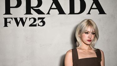 La cantante, rapera y bailarina coreana y canadiense Jeon Somi llega para asistir a la presentación de la colección de mujer Otoño-Invierno 2023-2024 de la marca de alta costura Prada el 23 de febrero de 2023 durante la Semana de la Moda de Milán.