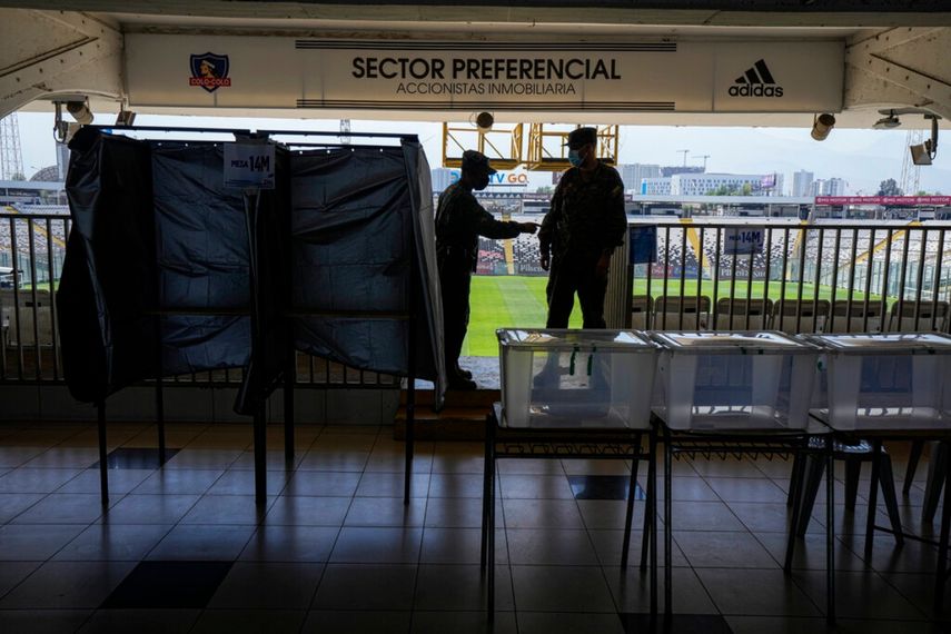 Oficiales del Ejército conversan dentro del estadio Monumental que servirá como centro de votación para las elecciones generales del domingo, incluidas las presidenciales, en Santiago, Chile.