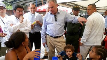 El senador estadounidense, Tim Kaine (c), mientras habla con ciudadanos venezolanos en un albergue cercano al Puente Internacional Simón Bolívar este sábado, en Cúcuta (Colombia).&nbsp;