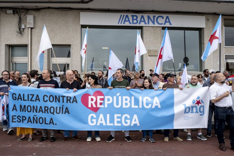 Los manifestantes ondean banderas nacionalistas gallegas y sostienen una pancarta que dice "Galicia contra la monarquía española, república gallega" mientras se reúnen para protestar contra la visita del ex rey de España para asistir a la regata del trofeo InterRias de la Copa de España 6M, en la ciudad gallega de Sanxenxo, noroeste de España, el 21 de mayo de 2022. El ex rey de España regresó al país el 19 de mayo de 2022 para su primera visita desde que se fue hace casi dos años tras una serie de escándalos financieros.  