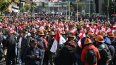 Trabajadores mineros bloquean una avenida durante una marcha para exigir al gobierno del presidente boliviano Luis Arce que encuentre una solución a la falta de dólares y la escasez de combustible, La Paz, el 23 de abril de 2025.