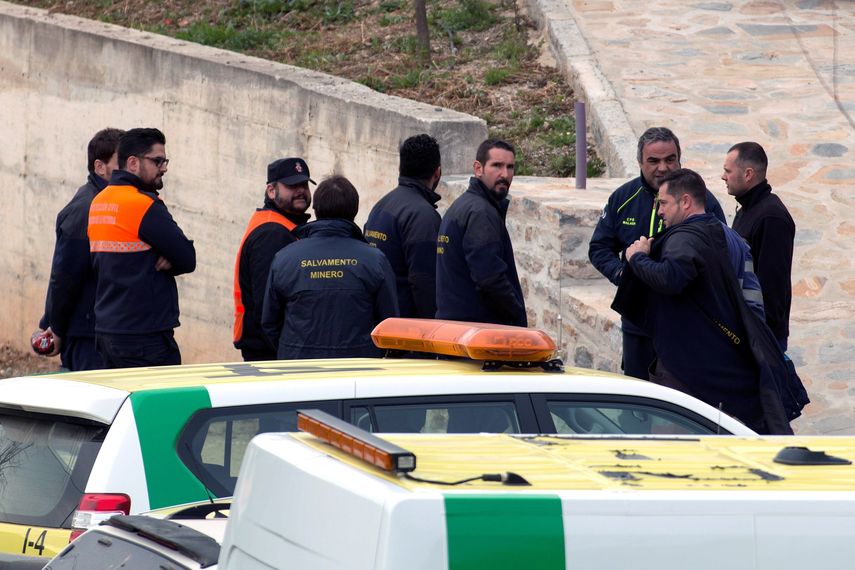El equipo que trabaja en el rescate del&nbsp;niño&nbsp;de dos años que cayó a un&nbsp;pozo en Totalán (Málaga), decidió ensanchar el túnel vertical que construyó para rescatarlo, ante las dificultades para poder revestir el hueco.
