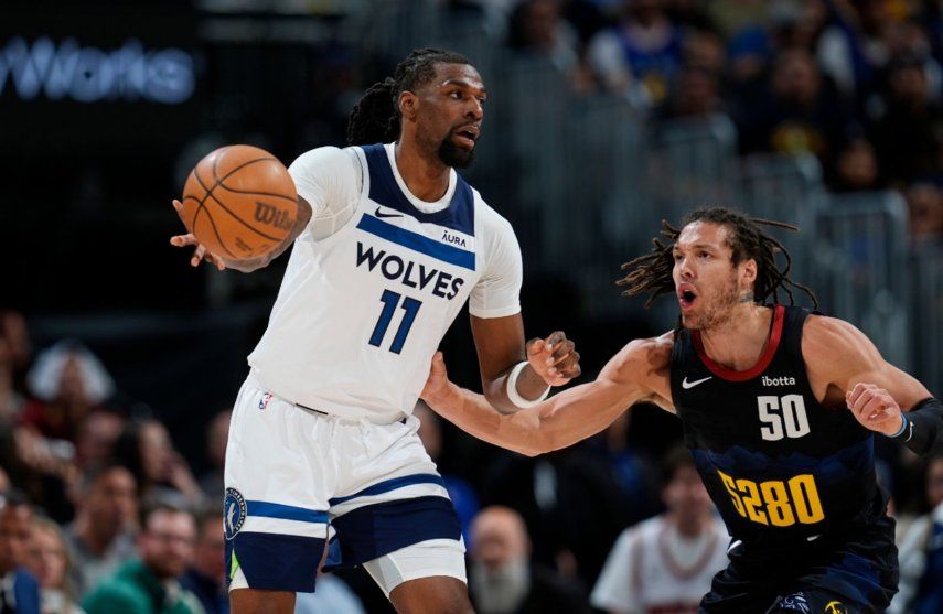Naz Reid, izquierda, de los Timberwolves de Minnesota, pasa el balón mientra que Aaron Gordon, derecha, defiende en la primera mitad del Juego 2 de la serie de segunda ronda de playoffs del baloncesto de la NBA, el lunes 6 de mayo de 2024, en Denver.&nbsp;