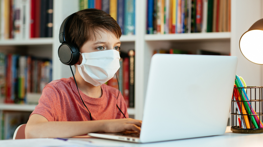 Pandemia obliga a escuelas de EEUU a alternar clases virtuales con presenciales