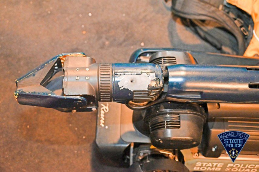 La imagen muestra a un perro robot de nombre Roscoe, el cual es parte del Escuadrón Antibombas de la Policía Estatal de Massachusetts, que recibió varios disparos luego de ser enviado a una residencia de Barnstable para localizar a una persona que se había atrincherado en su interior.