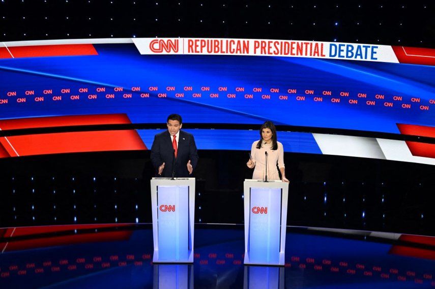 El gobernador de Florida, Ron DeSantis y la exembajadora de Estados Unidos ante la ONU, Nikki Haley, hablan durante el quinto debate de las primarias presidenciales republicanas en la Universidad Drake en Des Moines, Iowa, el 10 de enero de 2024.