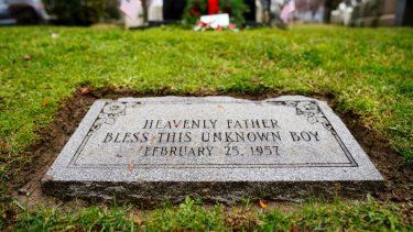 La tumba de un niño cuyo cuerpo golpeado fue encontrado dentro de una caja de cartón hace décadas se ve en Filadelfia, el miércoles 7 de diciembre de 2022.